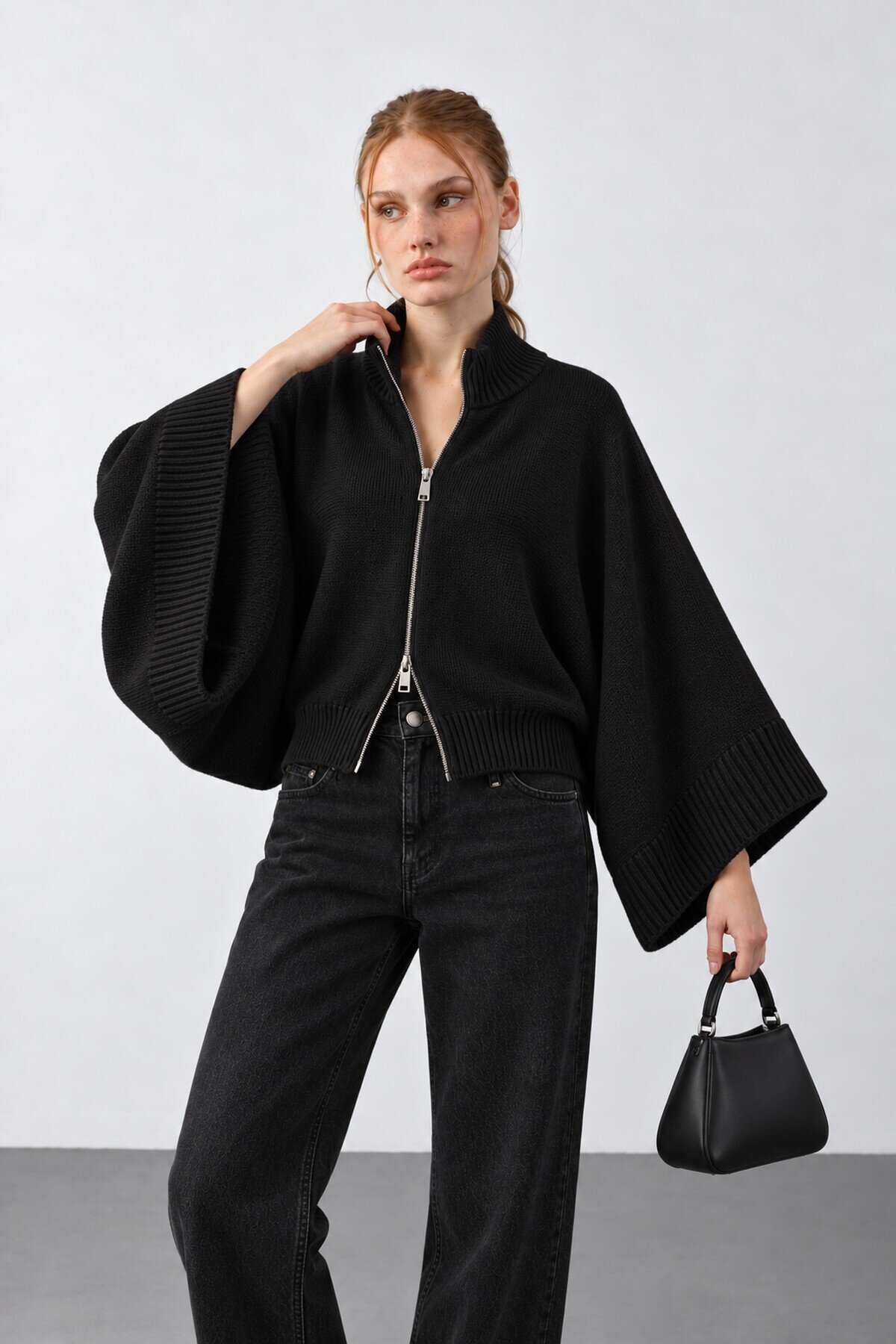 Siyah Fermuarlı Oversize Yarasa Kol Triko Hırka E26-SS01